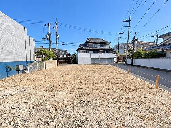 地勢は平坦で擁壁などもございません。実際の道路幅や雰囲気等、ぜひ現地にてご確認ください。