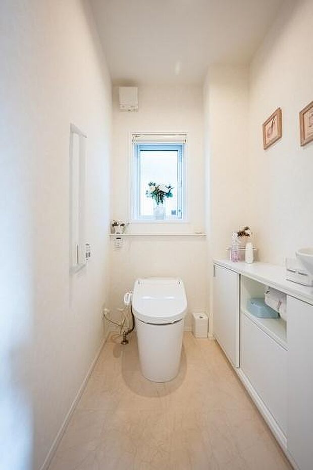タンクレスのトイレは節水効果が高く、お手入れも簡単、収納も充実しております。