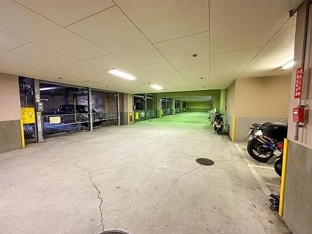 ■建物内にバイク置き場がございますので愛車の劣化も防ぎことができます。■ハイルーフ用の駐車場（写真右奥）もございます