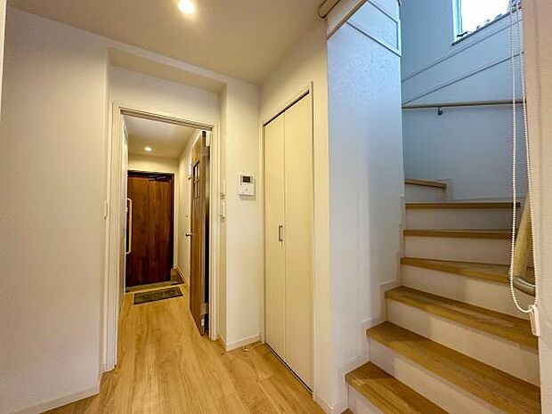 リビングイン階段。2階の居室にはリビングの階段からアクセス♪家族の顔を合わせる機会を自然に増やしてくれます♪