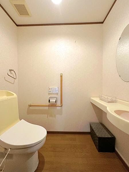 ゆとりある広さを確保したトイレスペース。手すりや手洗いカウンターも備わっており、使い勝手と快適性の両方に配慮された設計が魅力です。