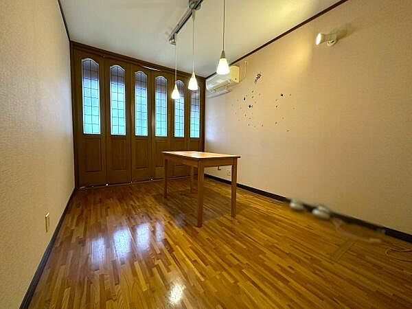シンプルで使いやすい洋室は、書斎や趣味部屋、ワークスペースにもおすすめ。落ち着いた雰囲気のなかで、自分らしい時間をゆっくり過ごせます。