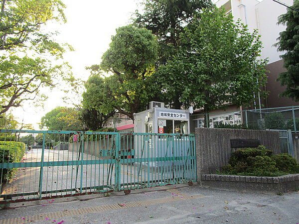 箕面市立萱野小学校まで653m