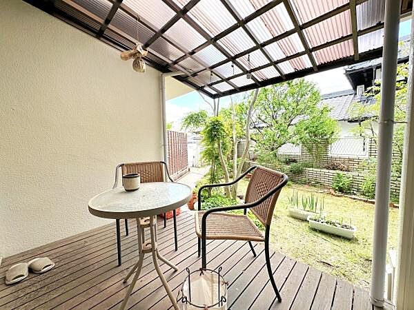 屋根付きのウッドデッキテラスは、天候を気にせずくつろげる憩いのスペース。お庭を眺めながら、読書やティータイムをゆったり楽しめそうです。