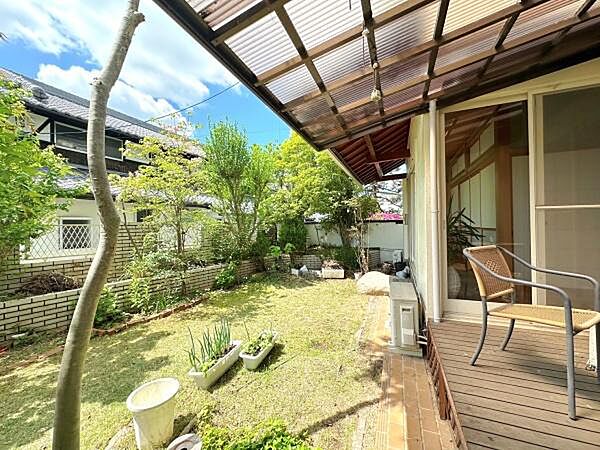 室内から気軽に出られるお庭は、陽当たりも良好で開放感たっぷり。ウッドデッキとあわせて、外時間を楽しむ空間として活用できます。