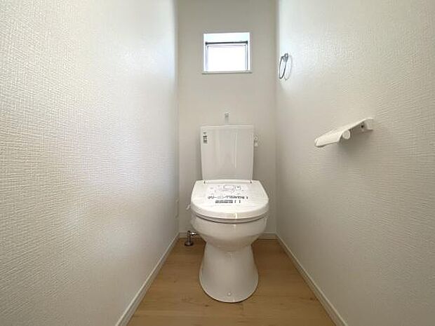 【トイレ】小窓があり、清潔感のあるシンプルなデザインのトイレ