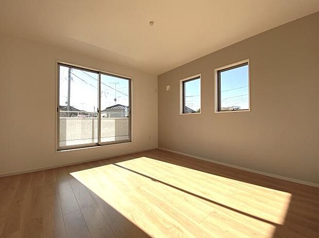 【洋室】バルコニーに面している窓から入る陽光でお部屋も心も明るくなります。