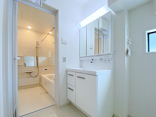 【洗面台・洗面所】白色を主張した清潔感の溢れる洗面脱衣室
