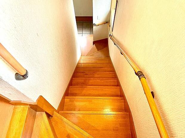 【階段】安全に配慮した手摺り付きと足元に気を使った広めの階段、老後も安心です。