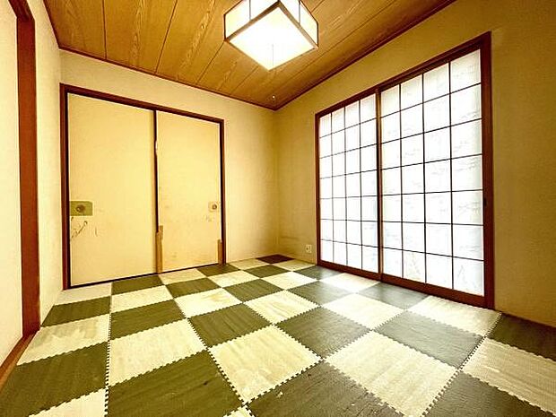 【JapaneseRoom】意外と最近は珍しくなってきた「和」の空間。なぜかその居心地に癒される和室、リビングと続間となっており、開放するととっても大きな広がりのある大空間となります。