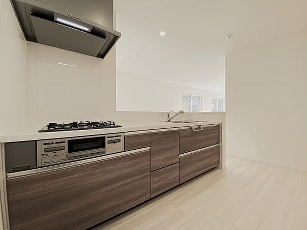 【キッチン】シンプルでスマートなデザインと、優れた機能性を兼ね備えたシステムキッチン。