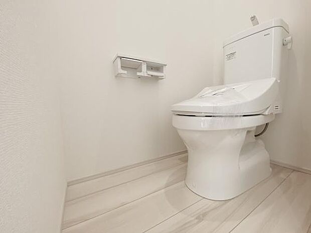 【トイレ】シンプルでスッキリとしたデザインのトイレ。