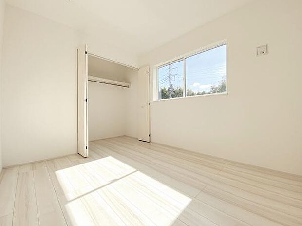 【洋室】大きな窓から陽光がたっぷり入る温かい洋室