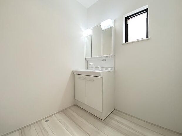 【洗面台・洗面所】白色を主張した清潔感の溢れる洗面脱衣室