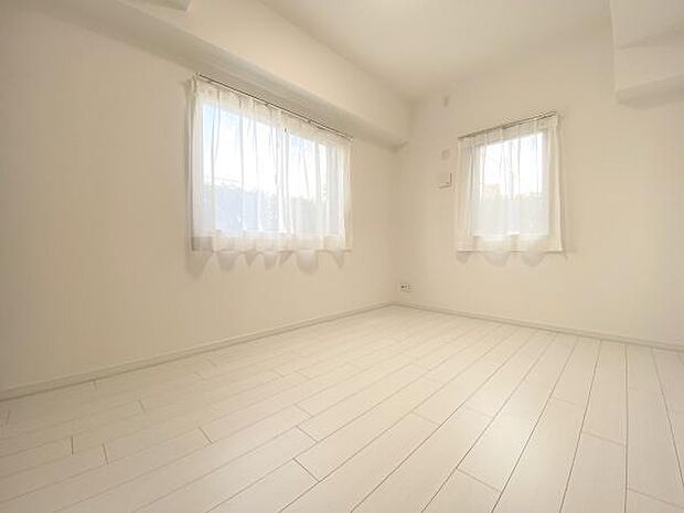 【居室】シンプルですっきりとした室内は飽きのこない居心地の良い雰囲気。自分好みの空間を創り上げてください。