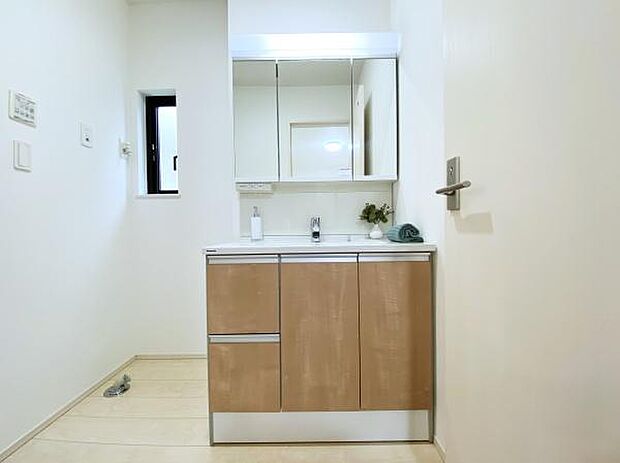 【洗面台・洗面所】シンプルだからこそ使いやすい。スタンダードなデザインの洗面ボウルは清潔感あるホワイトです。