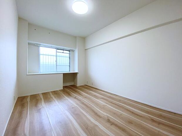 【居室】シンプルですっきりとした室内は飽きのこない居心地の良い雰囲気。自分好みの空間を創り上げてください。