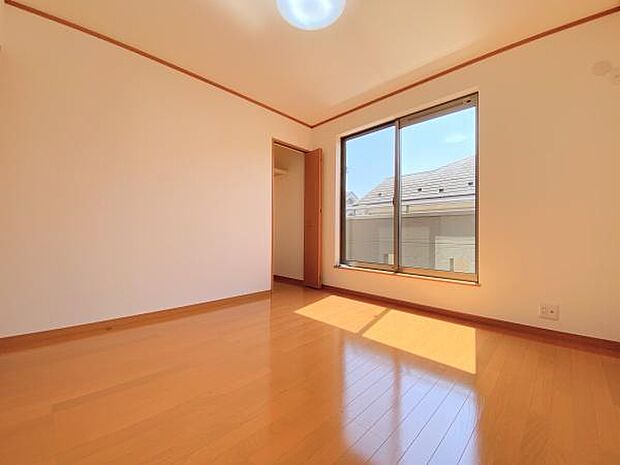 【洋室】大きな窓から陽光がたっぷり入る洋室