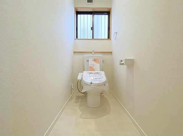 【トイレ】小窓があり、清潔感のあるシンプルなデザインのトイレ