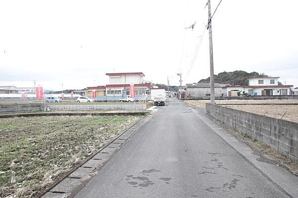 前面道路もゆとりがあります。