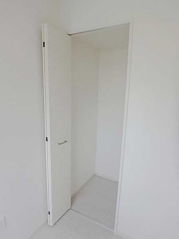 収納があるので部屋を広く使えます!