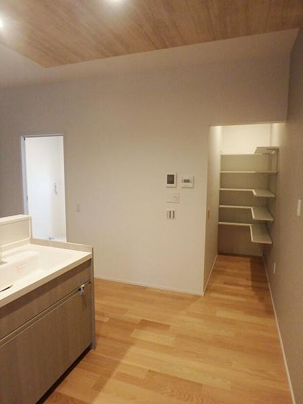 キッチン横にパントリーあり！