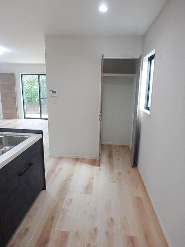 キッチン横にパントリーあり！