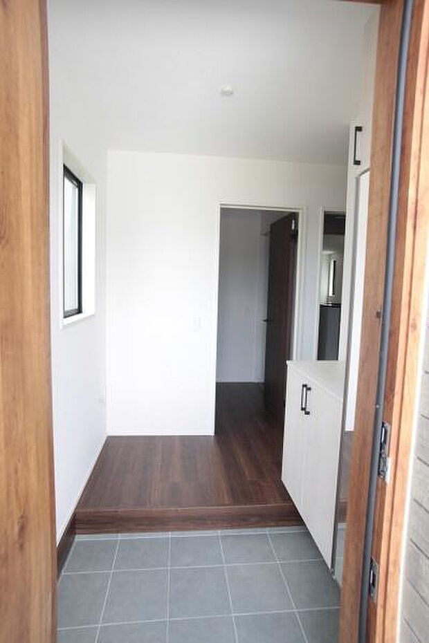 玄関も広くゆとりがあります。