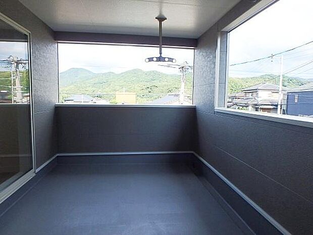 急な雨でも安心の屋根付きバルコニー！