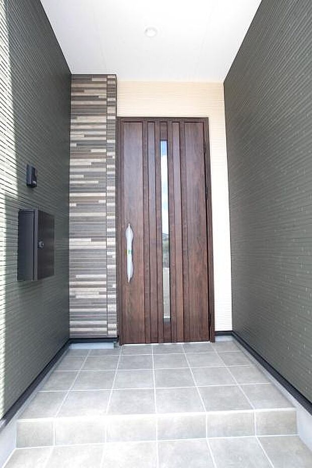 玄関も広くゆとりがあります。