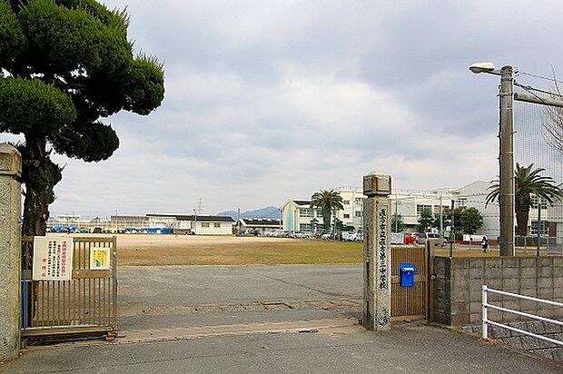 直方市立直方第三中学校まで487m