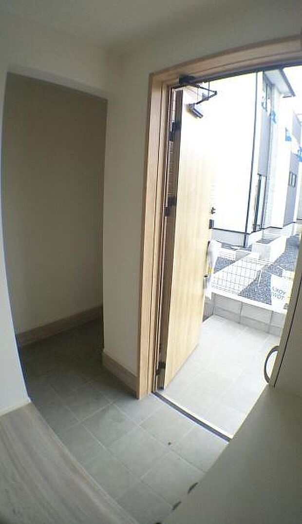 玄関も広くゆとりがあります。