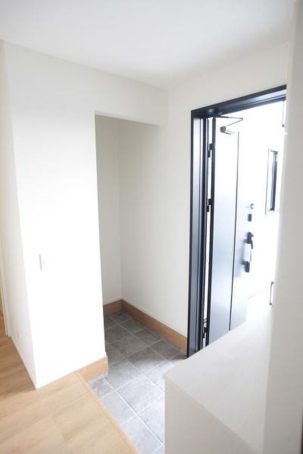 玄関も広くゆとりがあります。