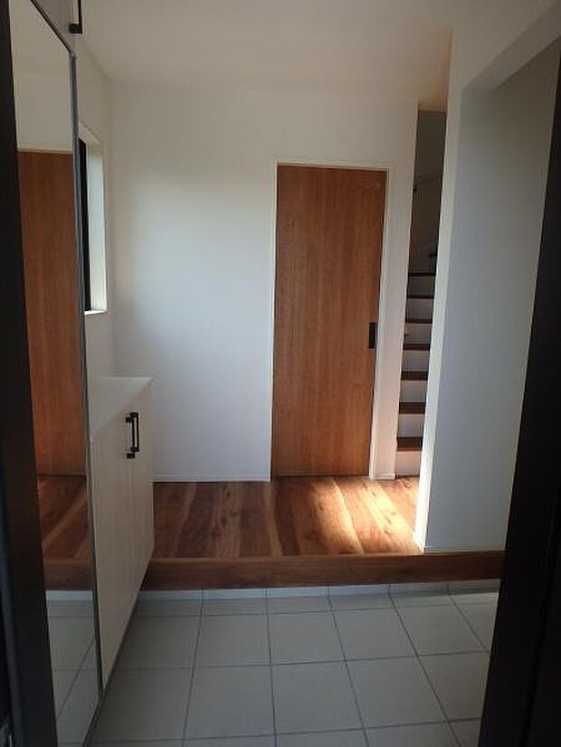 玄関も広くゆとりがあります。