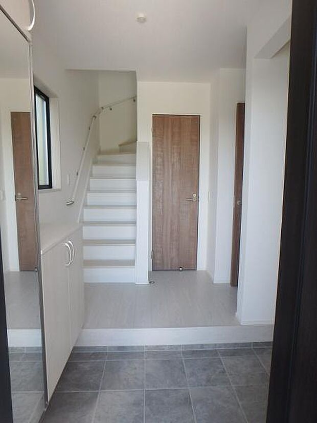 玄関も広くゆとりがあります。