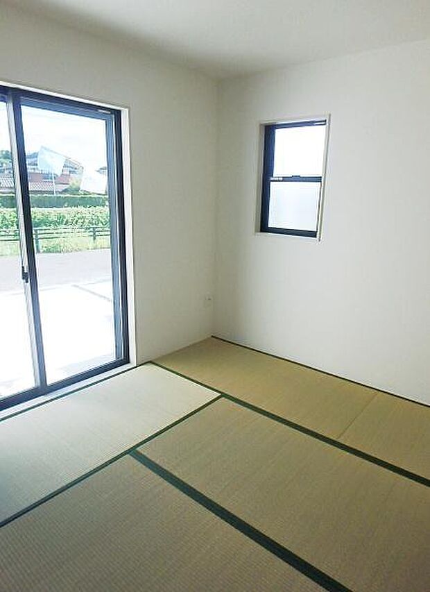 リビングから続く落ち着ける和室！