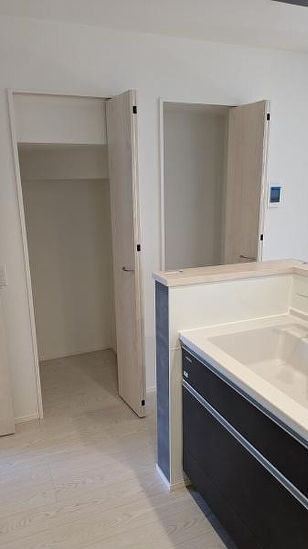 キッチン横にパントリーあり!