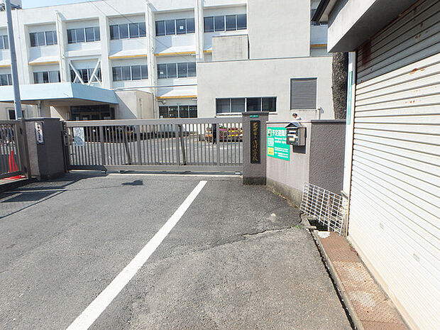 北九州市立浅川小学校まで688m