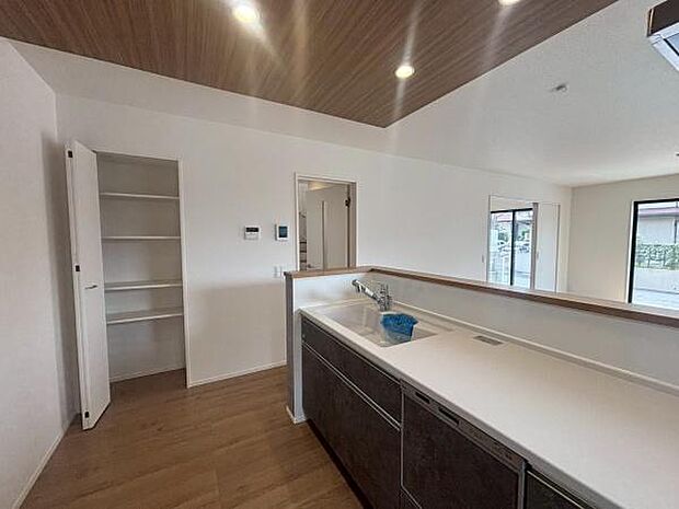 キッチン横にパントリーあり！