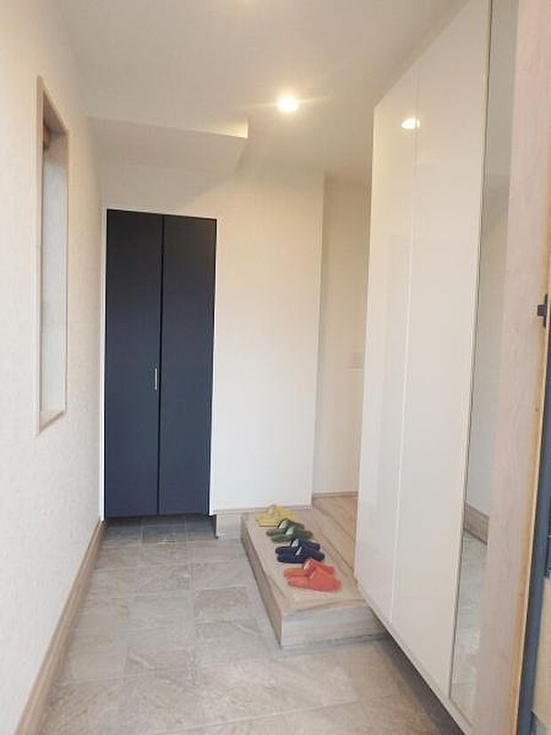 玄関も広くゆとりがあります。