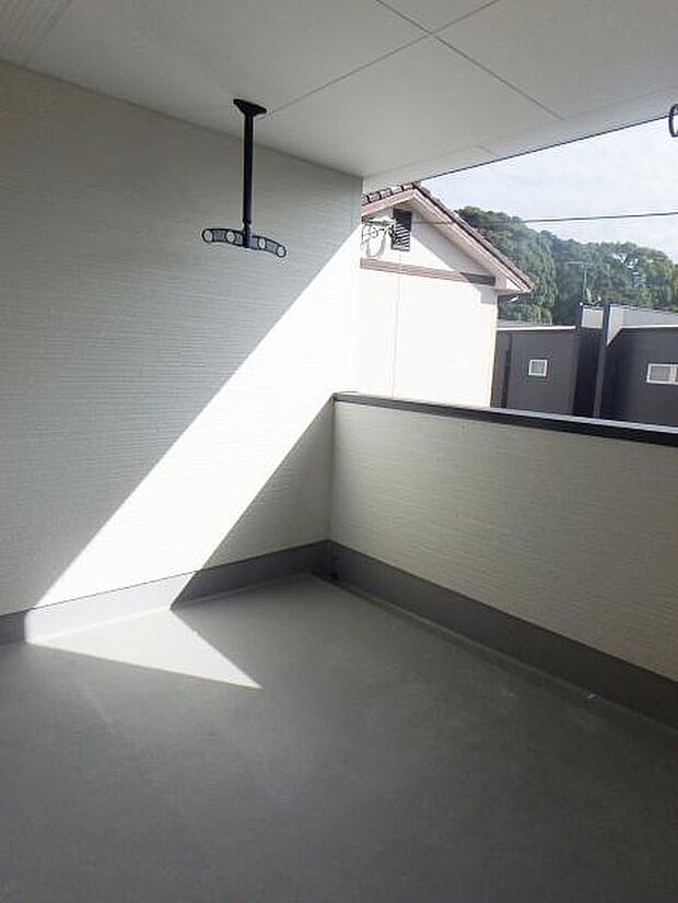 急な雨でも安心の屋根付きバルコニー！