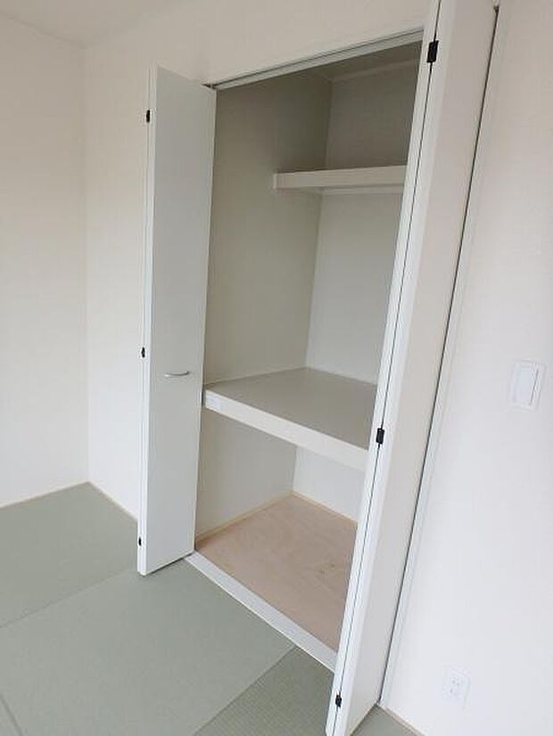 収納があるので部屋を広く使えます!