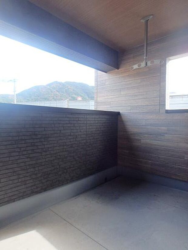 急な雨でも安心の屋根付きバルコニー!
