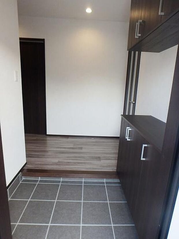 玄関も広くゆとりがあります。