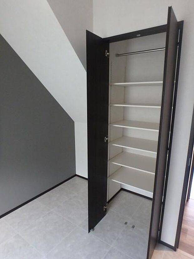 収納があるので部屋を広く使えます!