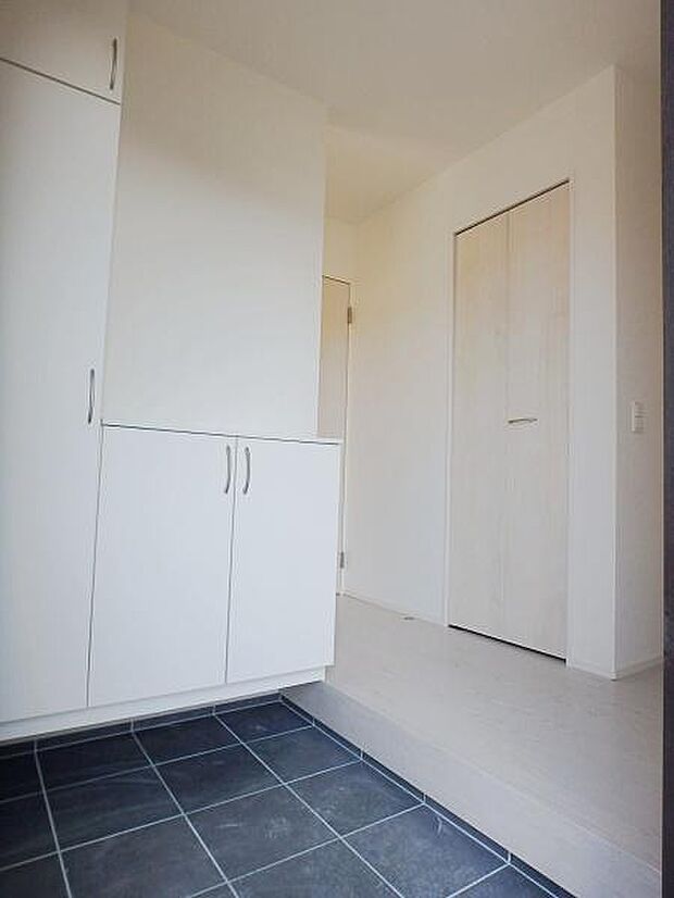 玄関も広くゆとりがあります。