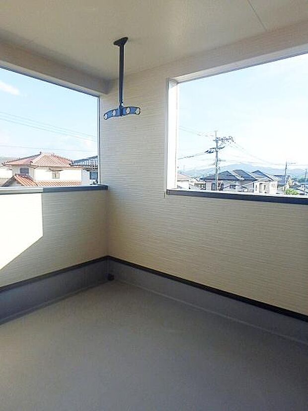 急な雨でも安心の屋根付きバルコニー！