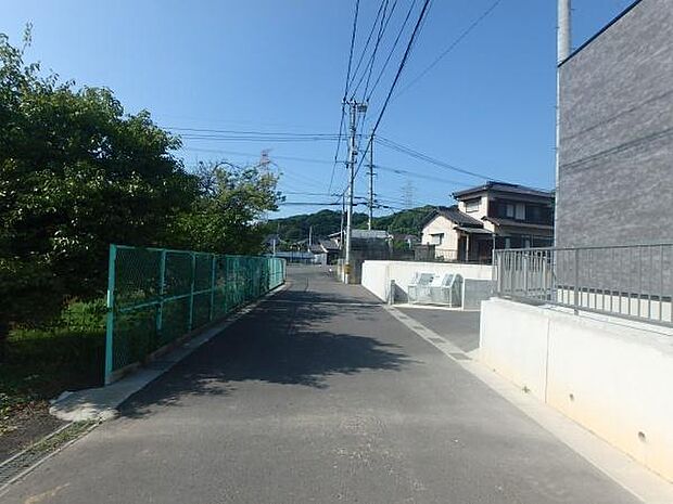 車通りも少ない前面道路!