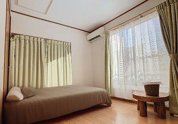 2階約5.6帖の洋室です。二面彩光でバルコニーにも面しているので、日当たり風通し良好です！寝室にお勧めの広さです！