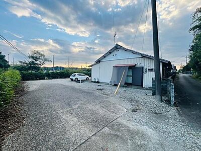 外観:広々とした外観が印象的な一棟です。駐車スペースもしっかり確保されています。周囲は自然を感じられる環境に位置しています。建物の前には舗装されたスペースがあり車の出し入れもスムーズです。 外観:広々とした外観が印象的な一棟です。駐車スペースもしっかり確保されています。周囲は自然を感じられる環境に位置しています。建物の前には舗装されたスペースがあり車の出し入れもスムーズです。